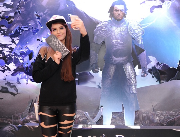 Mẫu Tây chia sẻ chiếc quần do cô tự dùng kéo cắt trong lúc cao hứng. Thế nhưng lần thay đổi này khiến Andrea bị chê phản cảm, phần rách te tua khá nhiều và ôm sát quá mức làm lộ phần nhạy cảm  