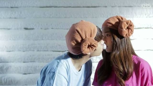 Một nụ hôn lãng mạn nhưng đầy kỳ lạ khác của màn ảnh Hàn là trong bộ phim học đường High School Love On. Tại tập 10, Shin Woo Hyun và Yi Seul Bi đang ở trong nhà xông hơi, chàng trai trẻ miệng đang ăn kẹo cao su nhưng vẫn tiến tới và đặt … quả bóng kẹo cao su lên môi bạn gái đang bỡ ngỡ. 