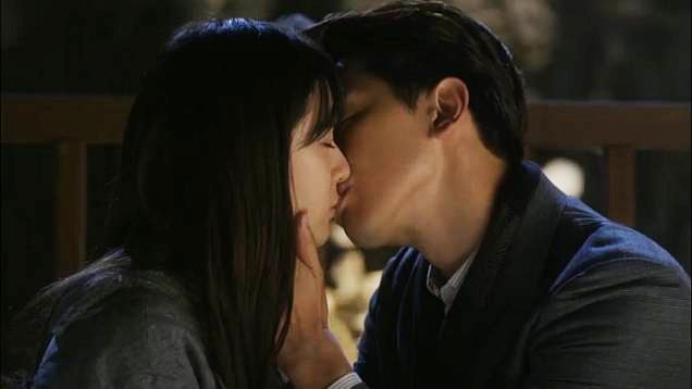 Nụ hôn đầu tiên của cặp đôi chính trong phim My Lovely Girl cũng khá lãng mạn. Cảnh quay này diễn ra khi Se Na (Krystal) an ủi Hyun Wook (Rain) sau khi chú chó của anh bị ốm. Cuối cùng, Hyun Wook dành tặng nụ hôn ngọt ngào cho người đẹp. 