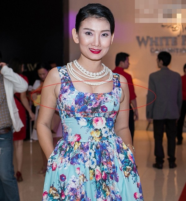 Cùng mắc lỗi mặc váy chật như Hà Anh là nữ diễn viên Mỹ Uyên. Phần thân căng chật trong bộ váy khiến thịt thừa hai bên chảy xệ.  