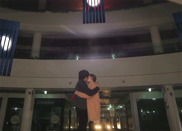 Màn khóa môi lãng mạn trong Bride Of The Century là khi nhân vật Choi Kang Ju (Lee Hong Ki) cầu hôn Na Doo Rim (Yang Jin Sung) ở tập 9. Tại trung tâm mua sắm, Choi Kang Ju dùng một cuộn len đỏ để thổ lộ tình yêu vô tận của mình với cô và sau đó rút ra chiếc vòng cổ rồi cầu hôn, khi Doo Rim vẫn còn ngỡ ngàng, Kang Ju nhanh chóng hôn cô mãnh liệt. 