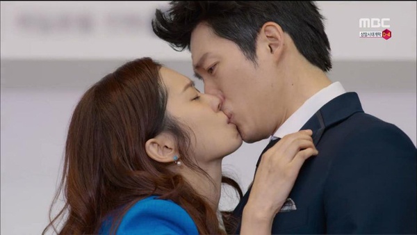 “Nụ hôn họp báo” trong tập 18 của Fated to Love You diễn ra trước sự chứng kiến của giới báo chí. Tại đây, Lee Gun (Jang Hyuk) tổ chức họp báo để tuyên bố từ chức thì Mi Young (Jang Nara) tới và ngăn cản anh. Cuối cùng, họ kết thúc bằng nụ hôn chủ động của Mi Young. Sang tập 19, cặp đôi còn có nụ hôn sợi mỳ độc đáo. 