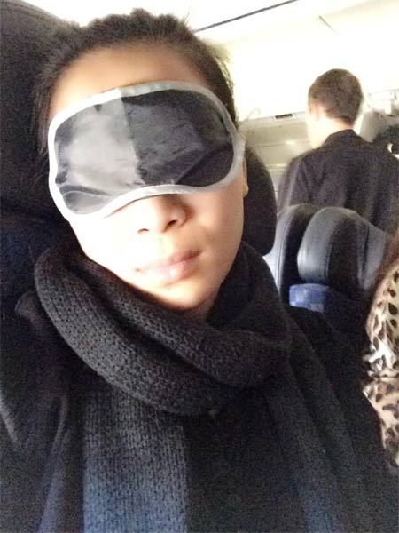 Nữ ca sĩ Hồng Ngọc cẩn thận đeo bịt mắt trước khi chìm sâu vào giấc ngủ.