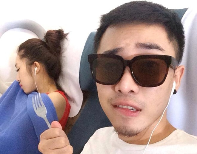 Cựu hot girl kiêm ca sĩ Emily cũng từng bị một người bạn ghi lại cảnh cô đang mải mê ngủ, không hề hay biết mình bị chụp lén trên máy bay.