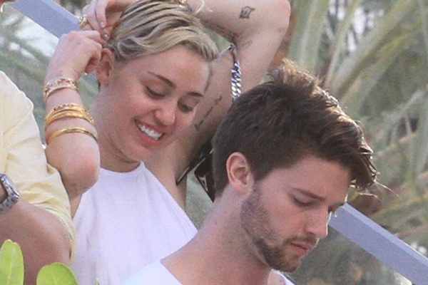 Ban trai phat hoang vi Miley Cyrus o ban hinh anh