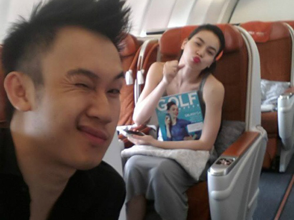 Sao Viet ngu voi, nghich ngom tren may bay hinh anh