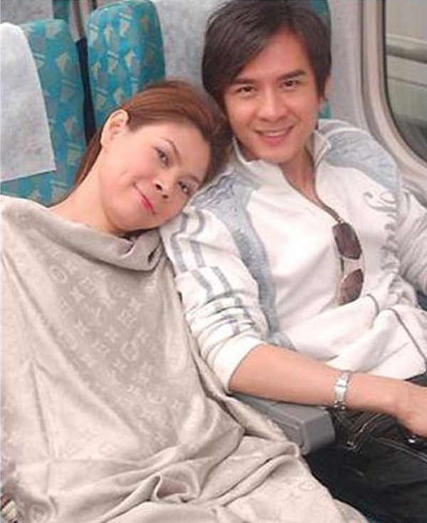 Thanh Thảo tựa đầu thân thiết vào vai Đan Trường trước khi chợp mắt trong lúc bay. 