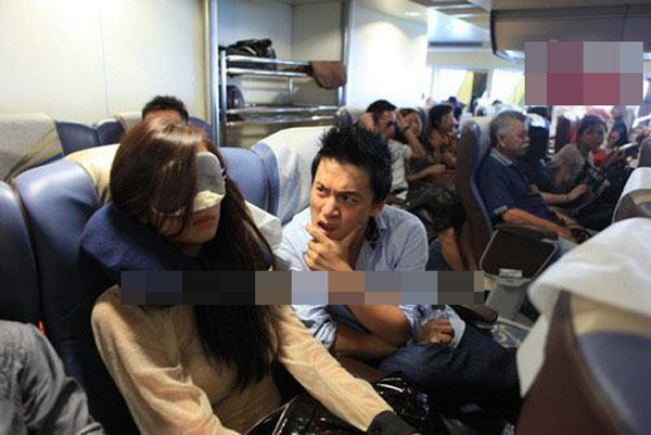 “Anh Hai” Lam Trường nghịch ngợm trêu chọc chân dài Hoàng Yến khi ngồi cạnh cô trên chuyến bay đến Macao. 