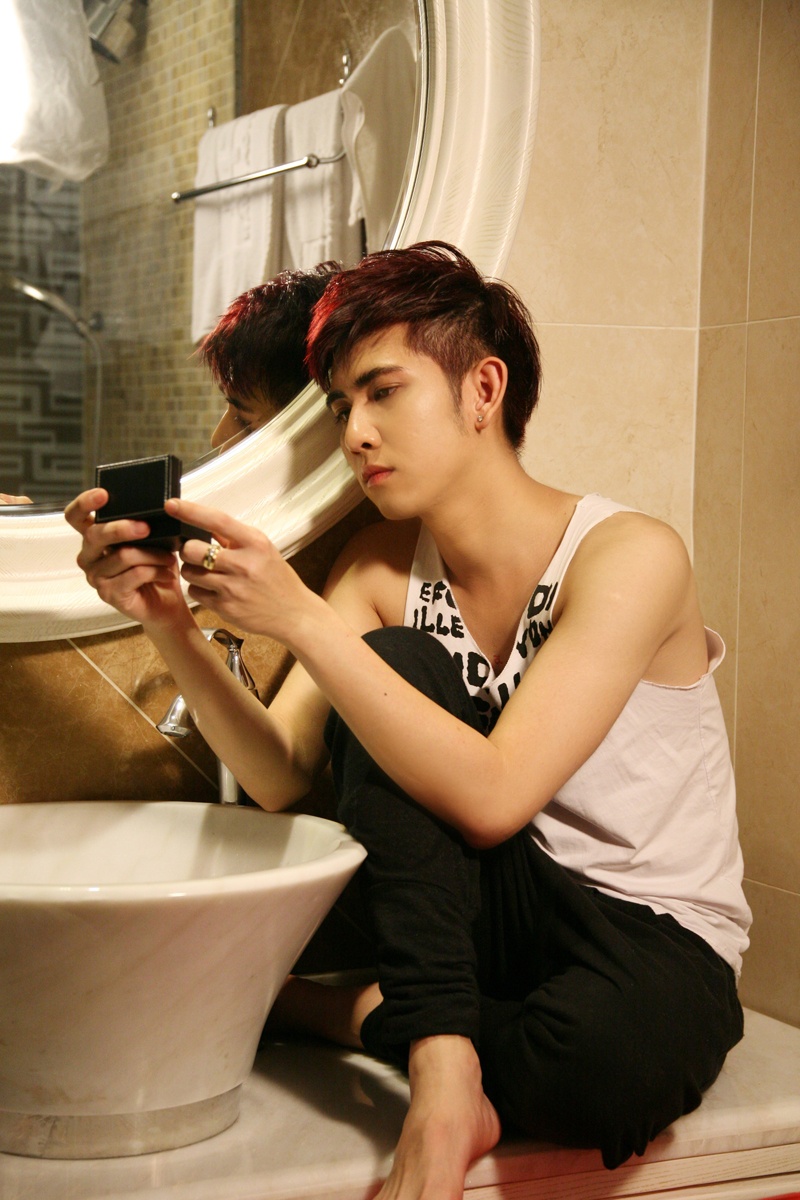 Nội dung phần hai là chuỗi ngày tiếp theo của nhân vật Nguyên. Mặc dù Hiếu đã ra đi mãi mãi, nhưng Nguyên vẫn một mực ôm ấp quá khứ cũ. Với anh, cuộc sống hiện tại chỉ có sự cô độc và những ám ảnh dai dẳng về quãng thời gian hạnh phúc ngắn ngủi trước đây. Thế rồi như một định mệnh, thông qua công việc ca hát, Nguyên có dịp tiếp xúc với chàng biên đạo múa điển trai Thiên Bảo (DV Lee Bảo đóng).