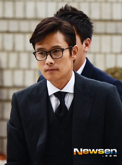 Lee Byung Hun trong lần trình diện ở tòa án.