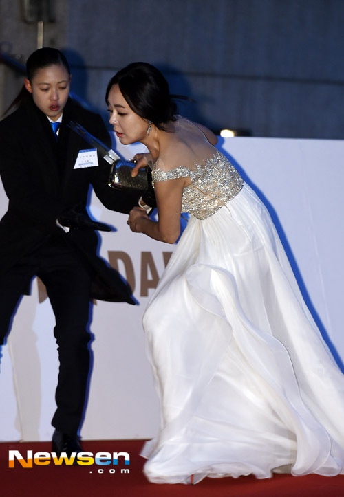 Kim Yunjin bị vấp ngã...