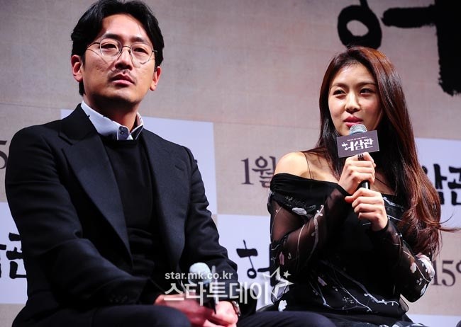 Ở tuổi 36, Ha Ji Won vẫn tự tin đóng vai thiếu nữ xinh đẹp trong phim mới. Chronicles of a Blood Merchant lấy bối cảnh thập niên 60 ở Hàn Quốc, kể về một người đàn ông phải bán máu để trang trải cho người vợ trẻ cùng 3 đứa con. Tác phẩm mang yếu tố hài hước tình cảm sẽ công chiếu từ ngày 15/1 năm sau. 