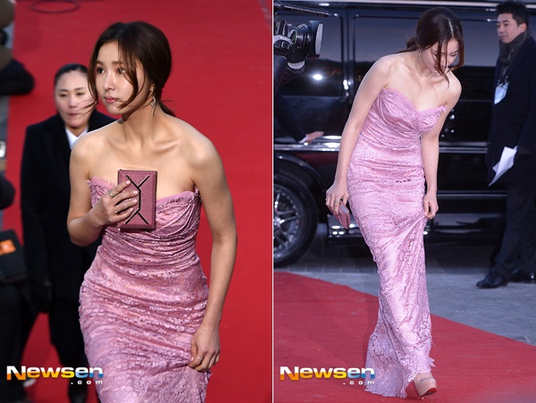 Shin Se Kyung cẩn thận bước đi vì sợ dẫm phải vạt váy, cô còn cầm ví che vòng 1 gợi cảm.