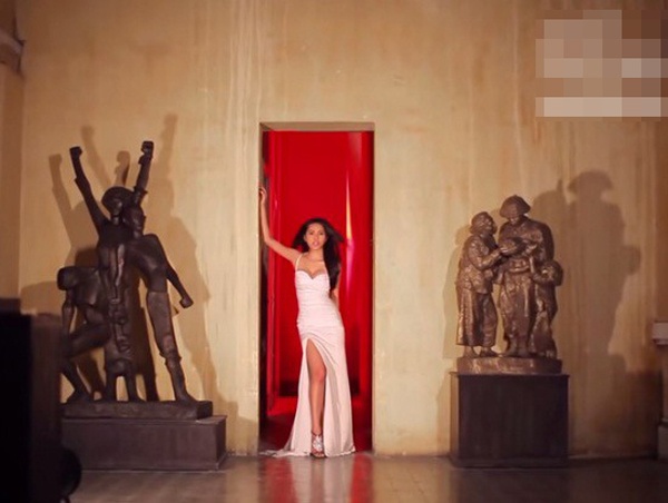 Cũng trong năm 2011, giọng ca đến từ Kiên Giang bị công chúng “ném đá” khi ra mắt MV Em đã quên lấy bối cảnh quay ở Bảo tàng Mỹ thuật TP. HCM. Trong MV, Thủy Tiên diện nhiều bộ đồ khoe đường cong và nhảy múa bên cạnh những cổ vật bên trong bảo tàng. Cô bị khán giả chỉ trích diễn phản cảm ở nơi tôn nghiêm. Thêm vào đó, vòng 3 có phần to bất thường của Thủy Tiên sau đó cũng bị nghi ngờ là “độn mông”.