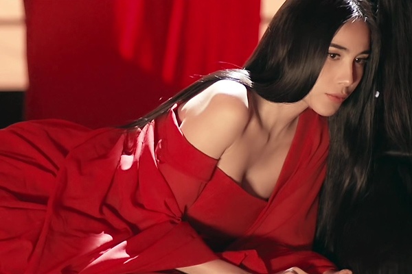 Tháng 3/2014, Thủy Tiên cho ra mắt MV mới Dẫu chỉ là mơ với phong cách cổ trang lấy cảm hứng từ bộ phim Họa bì. Nữ ca sĩ Ngôi nhà hạnh phúc hóa thân thành hồ ly xinh đẹp vì bị phản bội nên đau khổ khóc ra máu. Thường đầu tư lớn cho âm nhạc, Thủy Tiên tiếp tục dàn dựng công phu cho MV mới từ trang phục, bối cảnh liêu trai. Nữ ca sĩ cũng không quên phô diễn hình thể gợi cảm như những MV trước. 