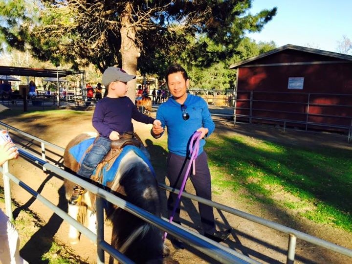 Nam ca sĩ Bằng Kiều trở về đoàn tụ với 3 cậu con trai ở Mỹ. Giọng ca Anh khoe nhiều ảnh đi chơi cùng các con. 