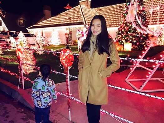 Người yêu anh – Dương Mỹ Linh cũng đang ở Mỹ và có mặt trong chuyến đi chơi của 4 bố con. Cặp đôi gửi lời chúc an lành tới mọi người ở Việt Nam. 