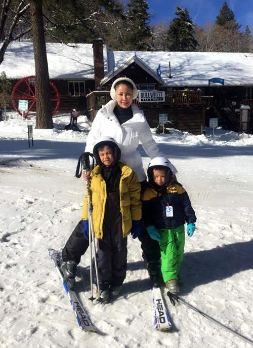 Hoa hậu Hà Kiều Anh cùng gia đình trở lại Mỹ nhân dịp ngày lễ cuối năm. Cô đưa hai quý tử đi trượt tuyết tại chính địa điểm cách đây 1 năm.