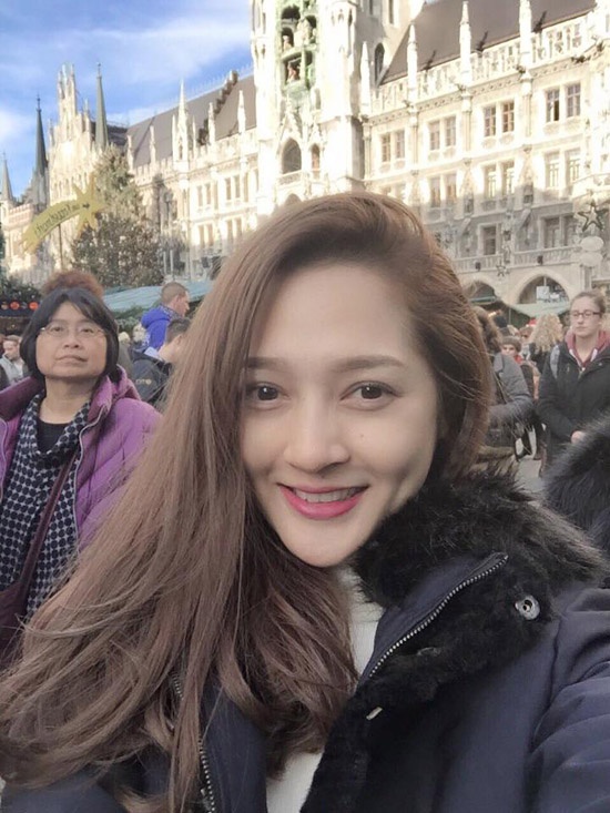 Bảo Anh – Đức Giọng ca nổi lên từ The Voice Bảo Anh hiện đang có chuyến lưu diễn ở châu Âu gồm các thành phố Tây Ban Nha, Tiệp Khắc, Đức. Cụ thể, trong tối 24/12, cô sẽ đón Noel với khán giả ở Munich, Đức và sẽ di chuyển đến Berlin, Stutgart vào những đêm diễn sau. 