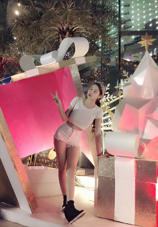 Hot girl kiêm diễn viên Vân Navy đặt chân đến Thái cách đây không lâu. Cô hí hửng tạo dáng bên cây thông Noel và chia sẻ cảm giác thích thú khi bị nhầm là người Hàn Quốc. 
