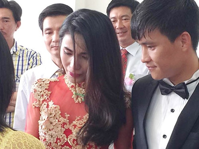 Khi đến lượt mẹ ruột trao của hồi  môn cho con gái và con rể, Thủy Tiên đã trào nước mắt khi bà nhắc về người bố quá cố của mình trong giờ phút thiêng liêng. Công Vinh bên cạnh nghẹn ngào, vỗ về vợ.