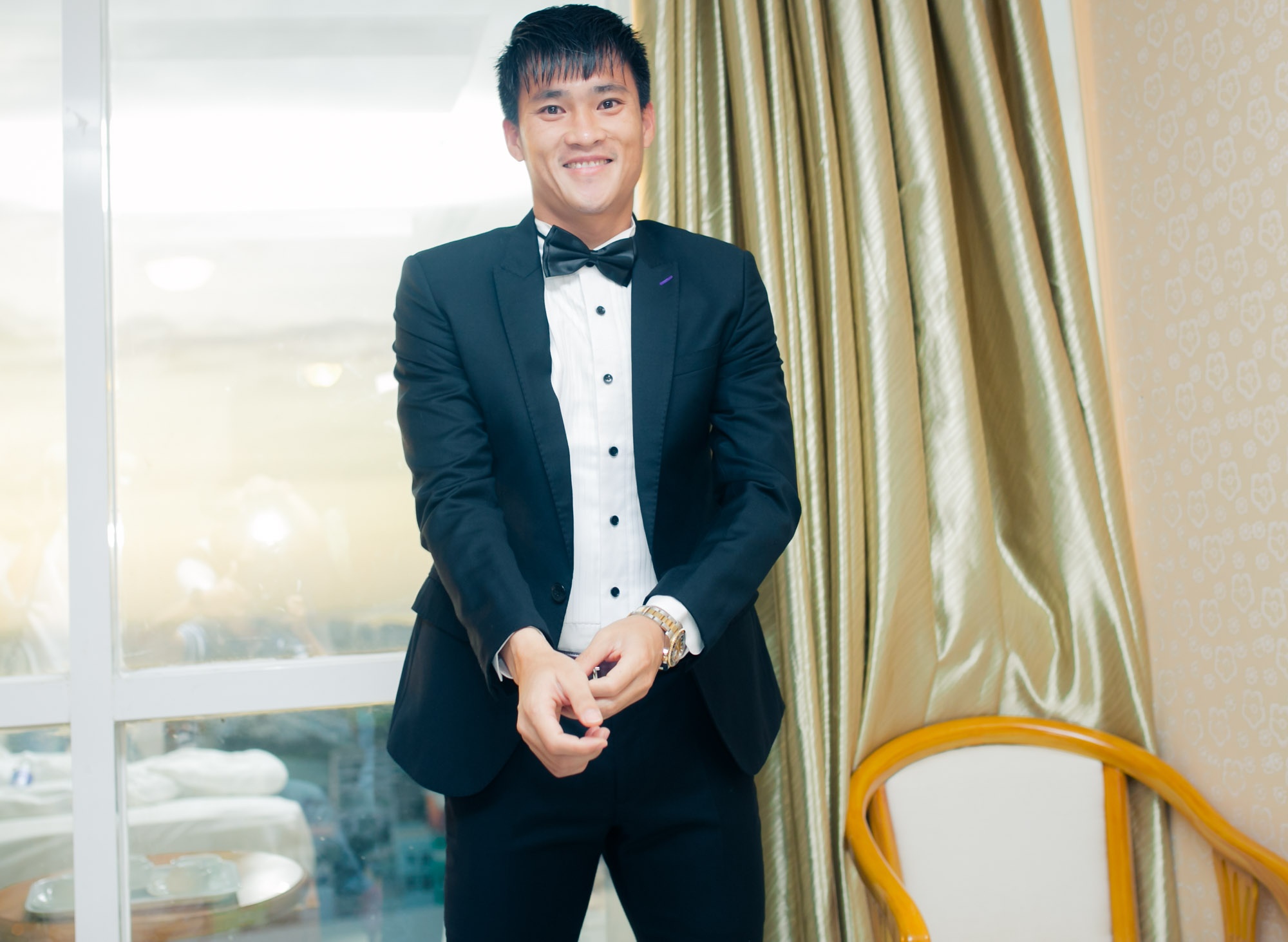 Từ sáng sớm tại phòng riêng trong khách sạn, Công Vinh dậy từ khá sớm để chuẩn bị trang phục. Trong lễ rước dâu sáng 27/12, anh diện vest lịch lãm. Dù tất bật chuẩn bị cho hôn lễ những  ngày qua nhưng vẻ mặt chú rể trông rất tươi tắn.