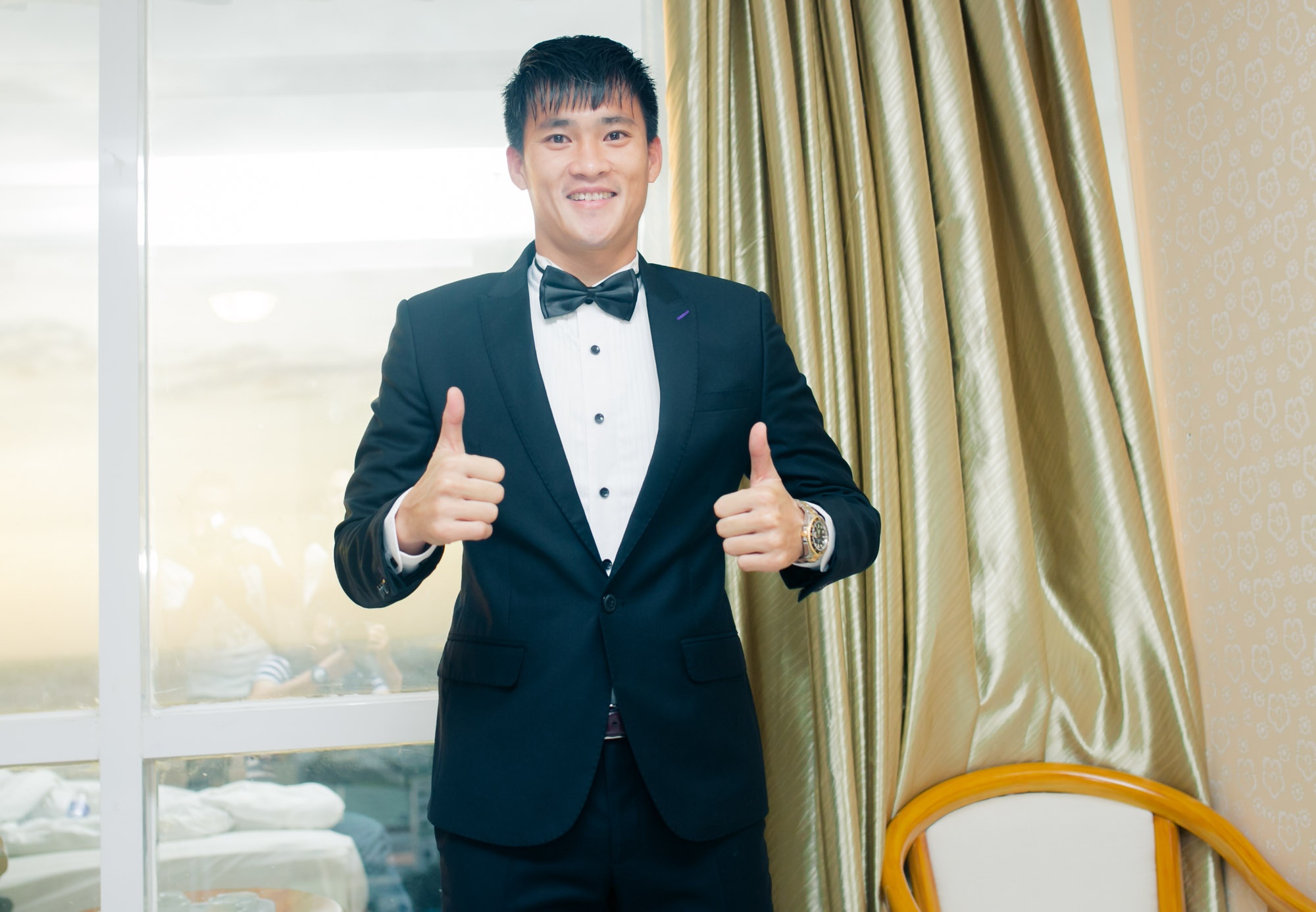 Công Vinh đã sẵn sàng lên đường đón dâu. Gương mặt của anh rất hào hứng phấn khởi dù cả đêm hôm qua ngủ ít.