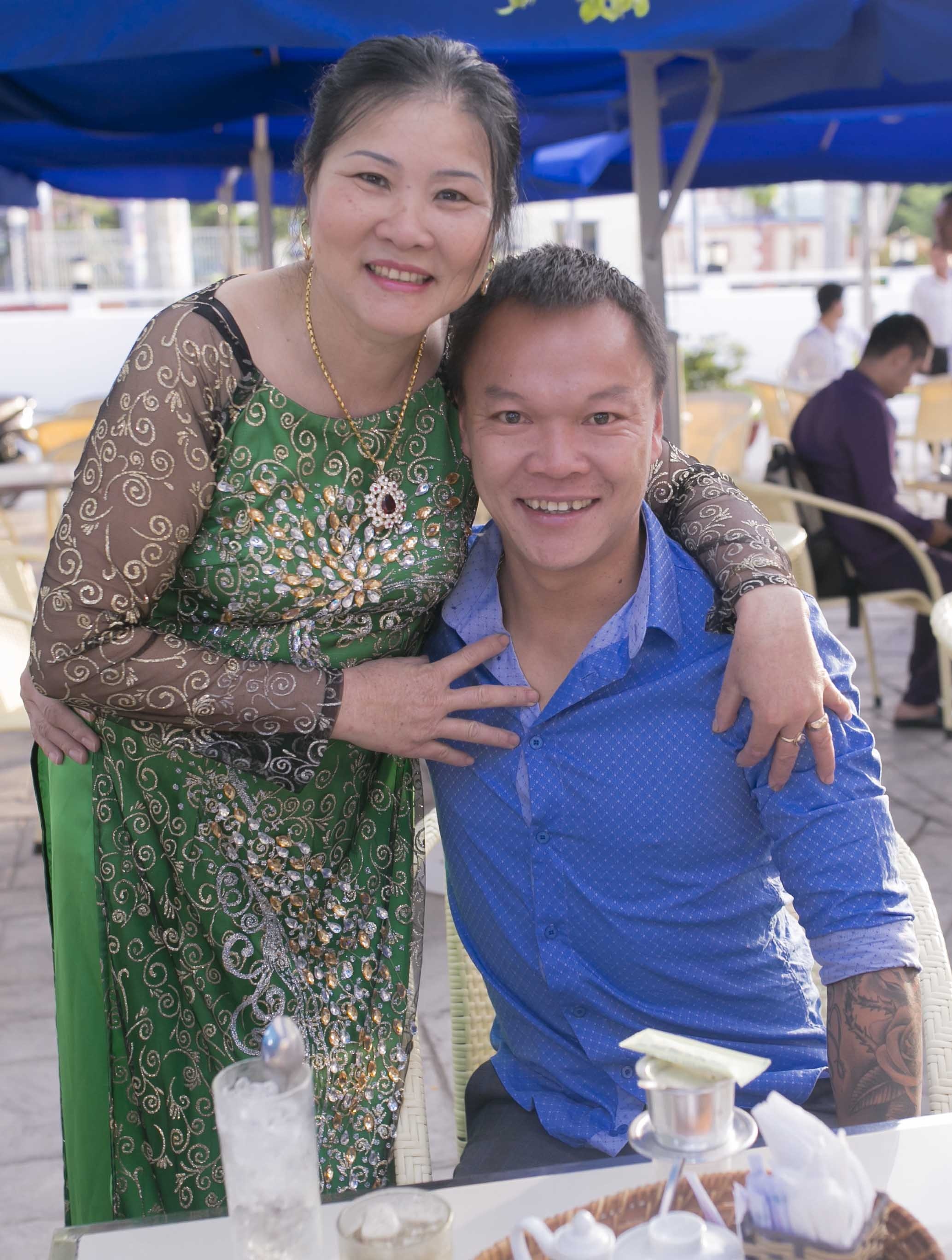 Mẹ Công Vinh và thủ môn Hồng Sơn ăn sáng, uống cà phê trong lúc chờ lên đường. Bà Hồ Thị Tuệ trong rất rạng rỡ, bà cũng chuẩn bị sẵn quà cưới để trao tặng con dâu Thủy Tiên. Trong khi đó, thủ môn Hồng Sơn bay từ Hà Nội vào TP.HCM, sau đó di chuyển xuống Kiên Giang tối 26/12. Công Vinh và Hồng Sơn là anh em thân thiết ngoài đời.