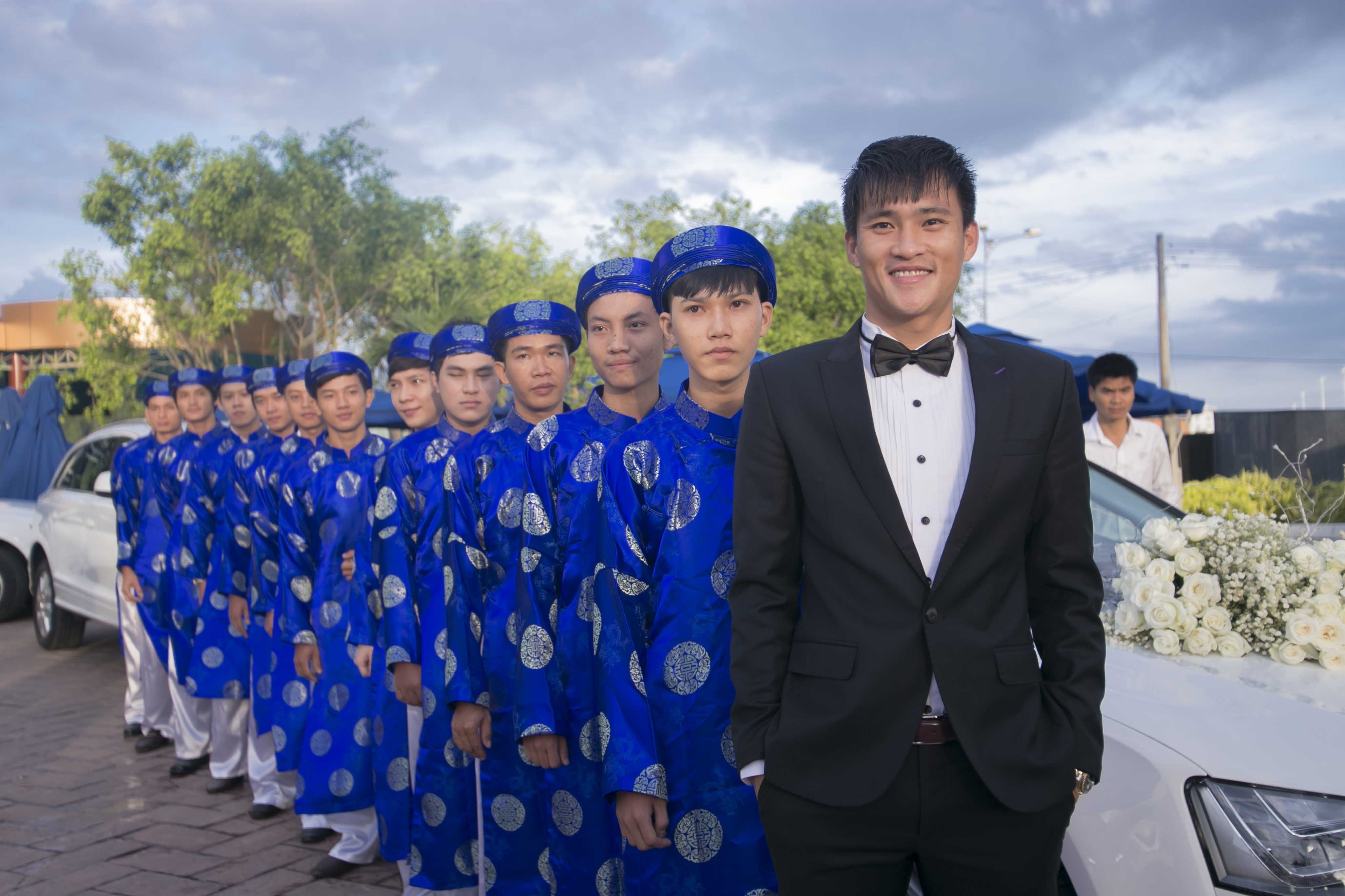 Công Vinh bên đội bê tráp gồm 11 người. Tất cả đều diện áo dài khăn đóng.