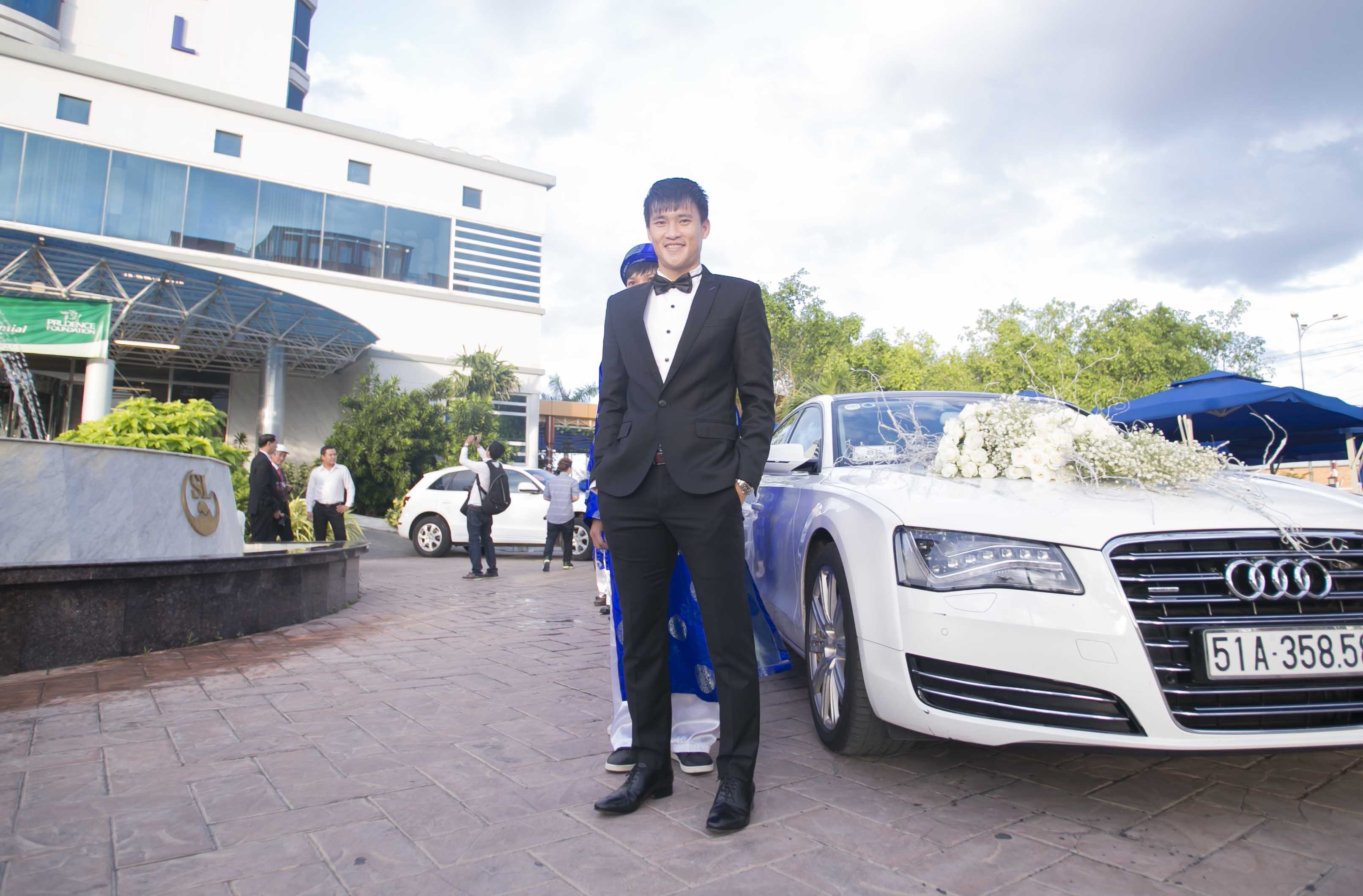 Tiền đạo mang áo số 9 bảnh bao kiểm tra dàn xế hộp tiền tỷ trước giờ G. Anh cho biết, dù mệt mỏi chuẩn bị cho đám cưới nhưng chưa bao giờ anh cảm thấy nhiều năng lượng như bây giờ. Mọi thứ đã sẵn sàng và họ nhà trai đang chờ đến giờ đẹp để khởi hành.