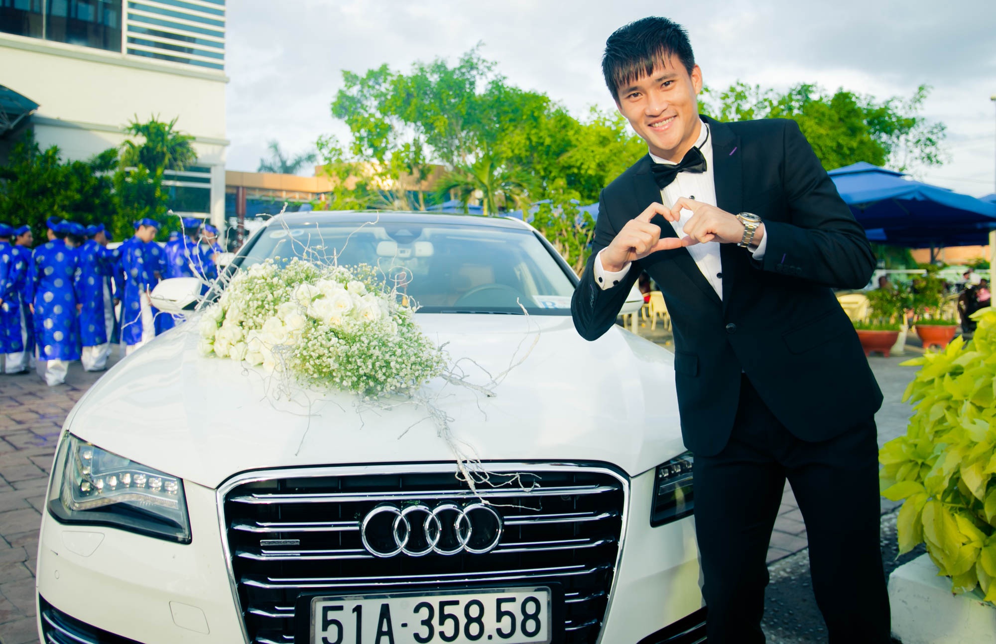 Công Vinh nhí nhảnh trước ống kính. Mối tình 6 năm của Công Vinh và Thủy Tiên vượt qua bao thăng trầm để có một kết thúc viên mãn, có hậu. 6 năm quen nhau, họ có 4 năm yêu nhau và 2 năm sống chung, kể từ khi sinh bé Bánh Gạo.