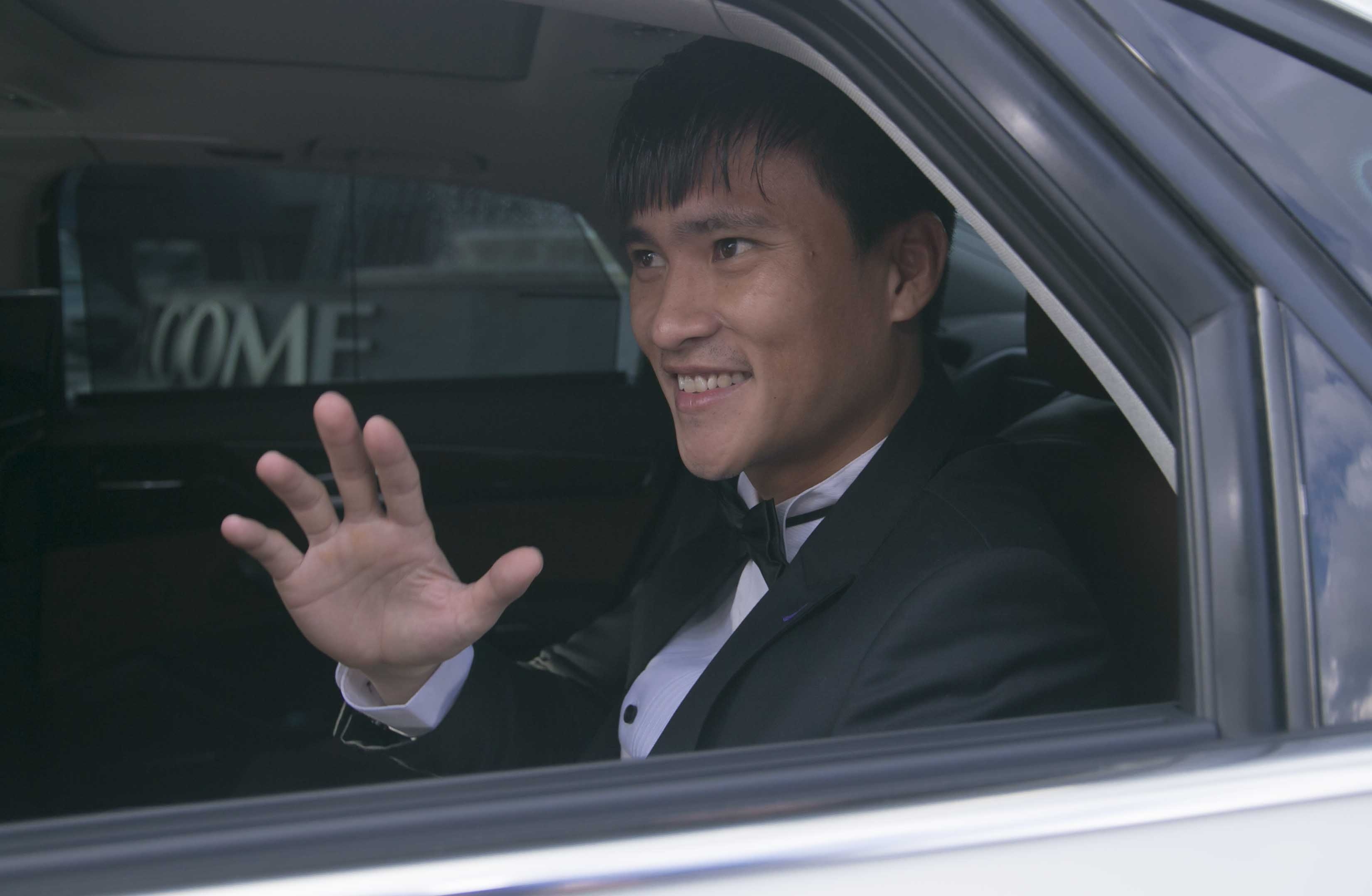 Công Vinh tươi tắn lên đường đi đón dâu. Tiền đạo nổi tiếng đón dâu trên chiếc Audi A8L có giá hơn 6 tỷ.