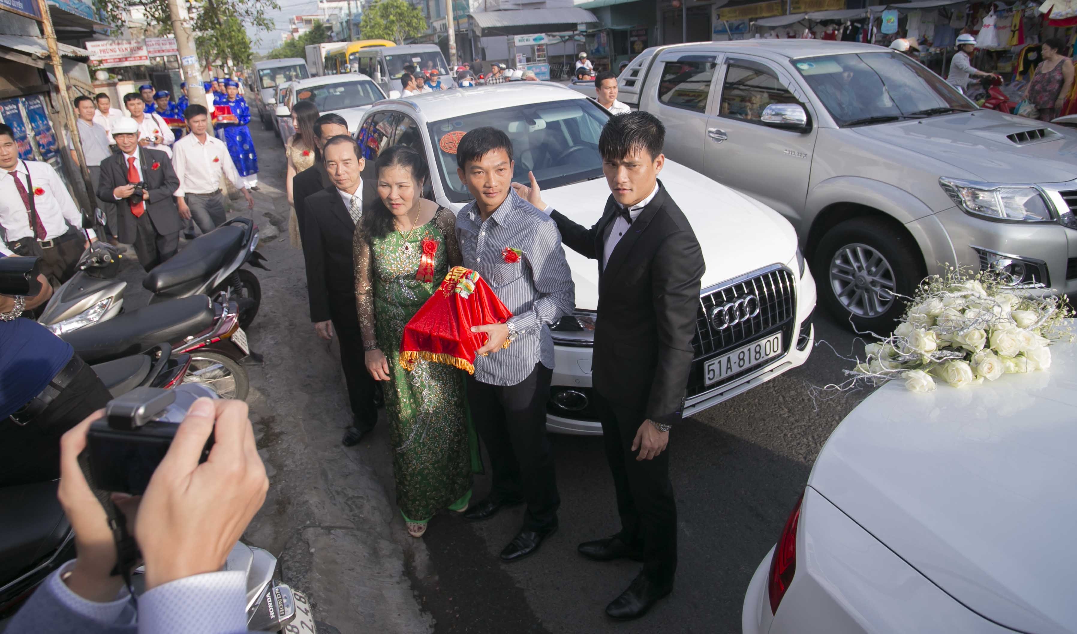 Đoàn xe dừng lại trước cổng nhà cô dâu Thủy  Tiên gây ùn tắc giao thông khu phố này. Rất nhiều người dân dổ ra đường xem cô dâu chú rể nối tiếng. Hàng loạt chiếc xế sang đồng màu trắng được vợ chồng Công Vinh - Thủy Tiên chọn để rước dâu.