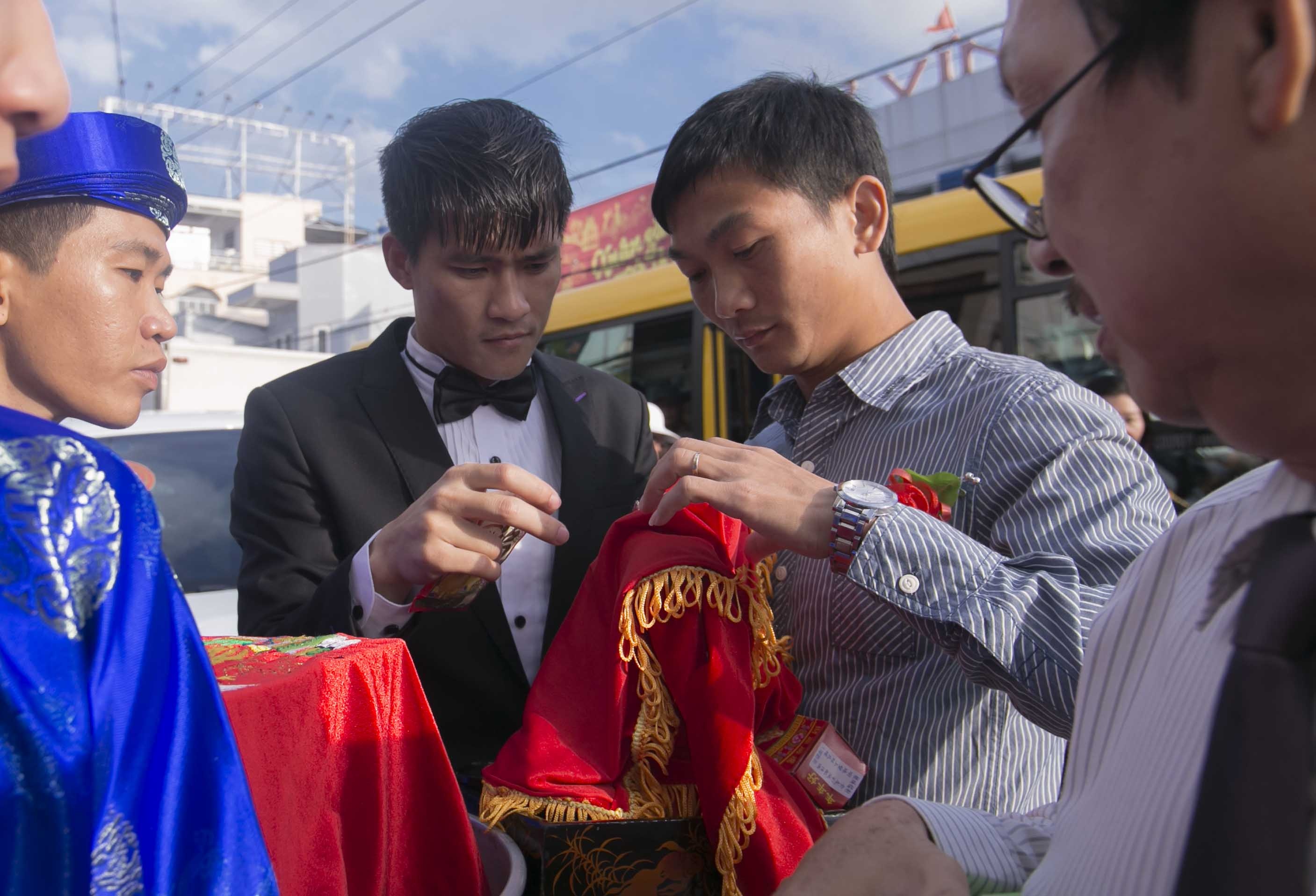 Ngoài thủ môn Hồng Sơn, một người đồng đội thân thiết với Công Vinh là hậu vệ Hồng Tiến cũng bay từ Hà Nội vào Kiên Giang để chúc phúc vợ chồng anh.
