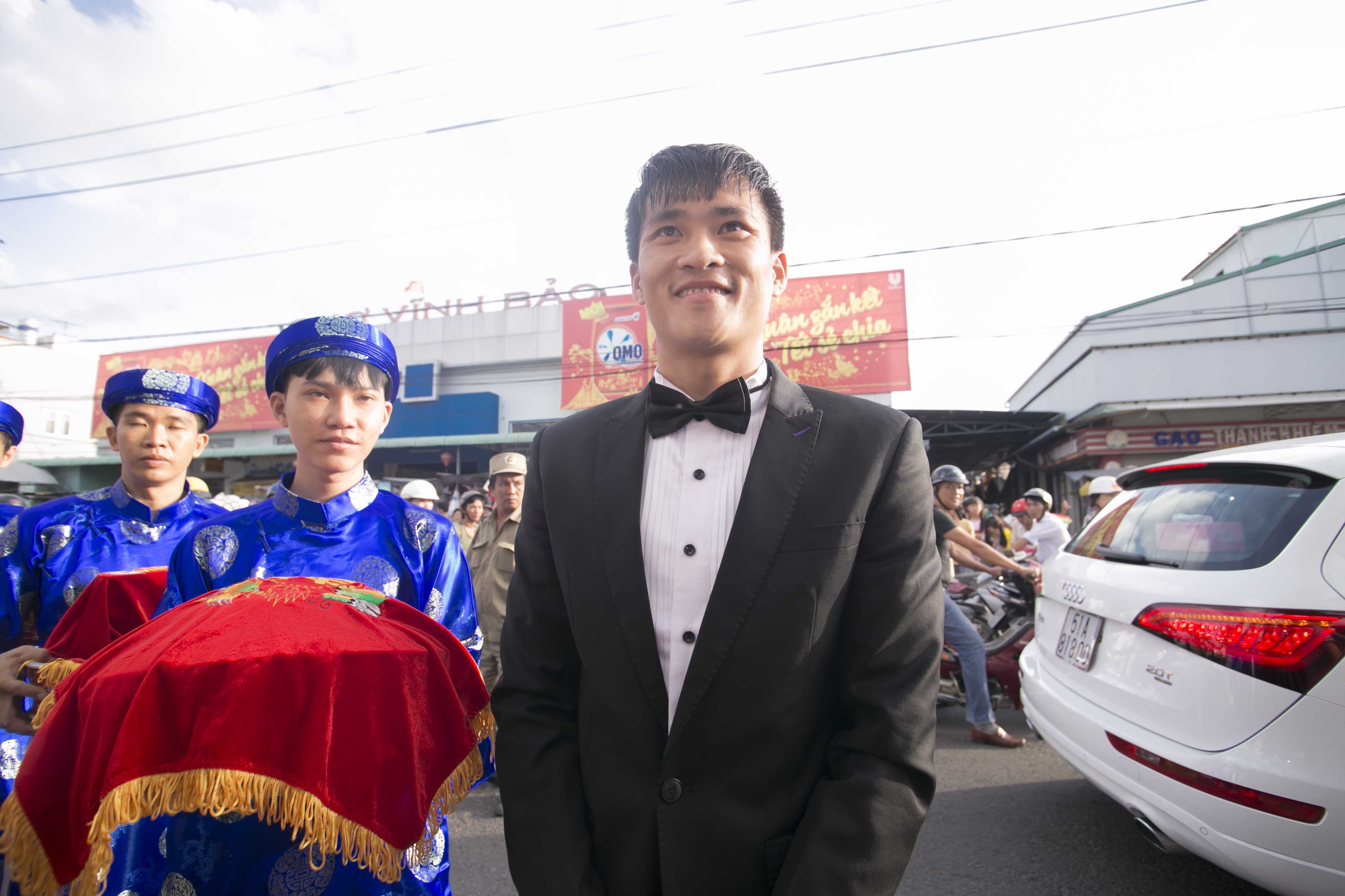 Cầu thủ có biệt danh CV9 và đội bưng tráp chuẩn bị sẵn sàng tinh thần trươc khi bước vào nhà vợ