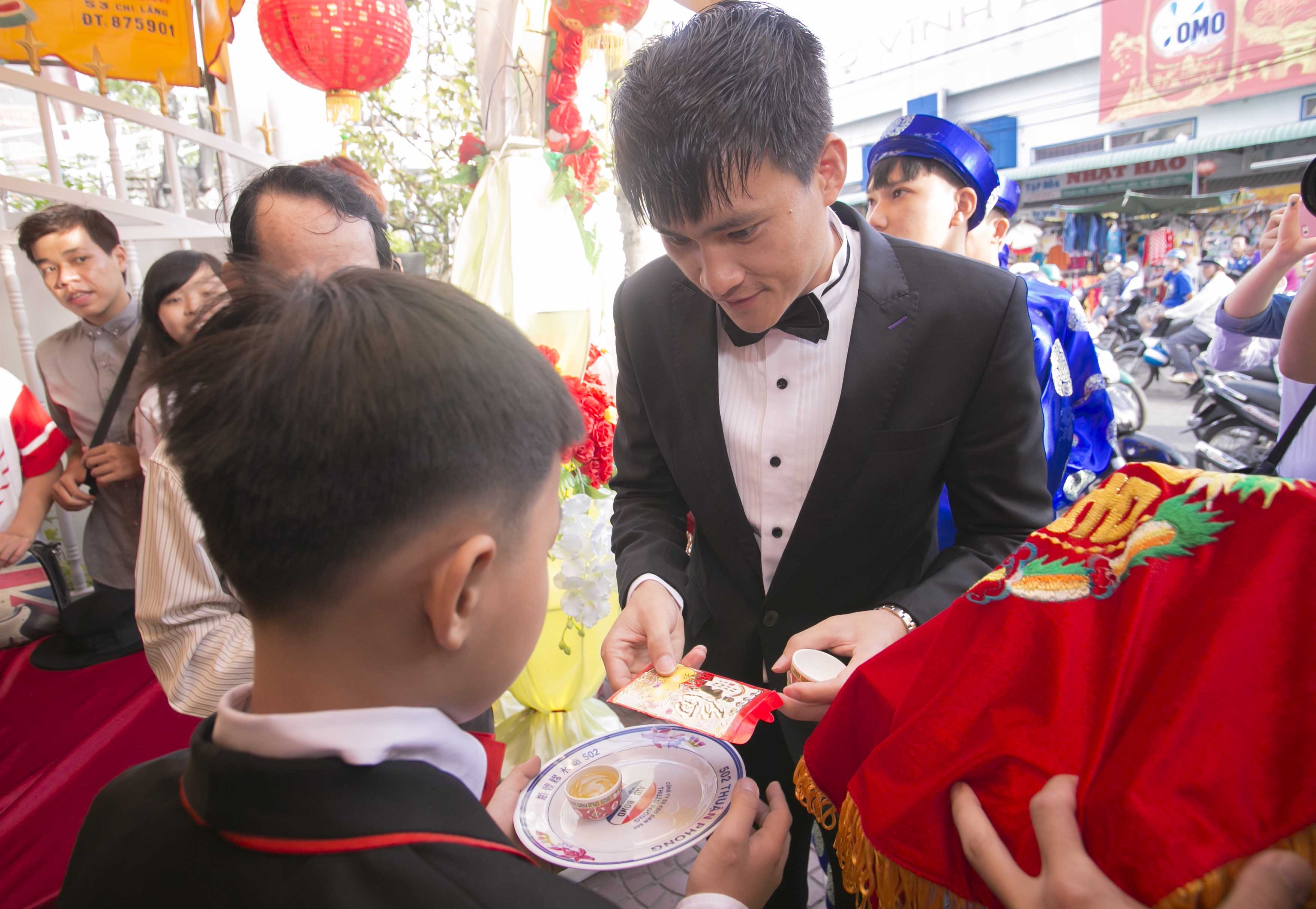 Công Vinh trao phong bao lì xì may mắn theo đúng nghi lễ truyền thống.