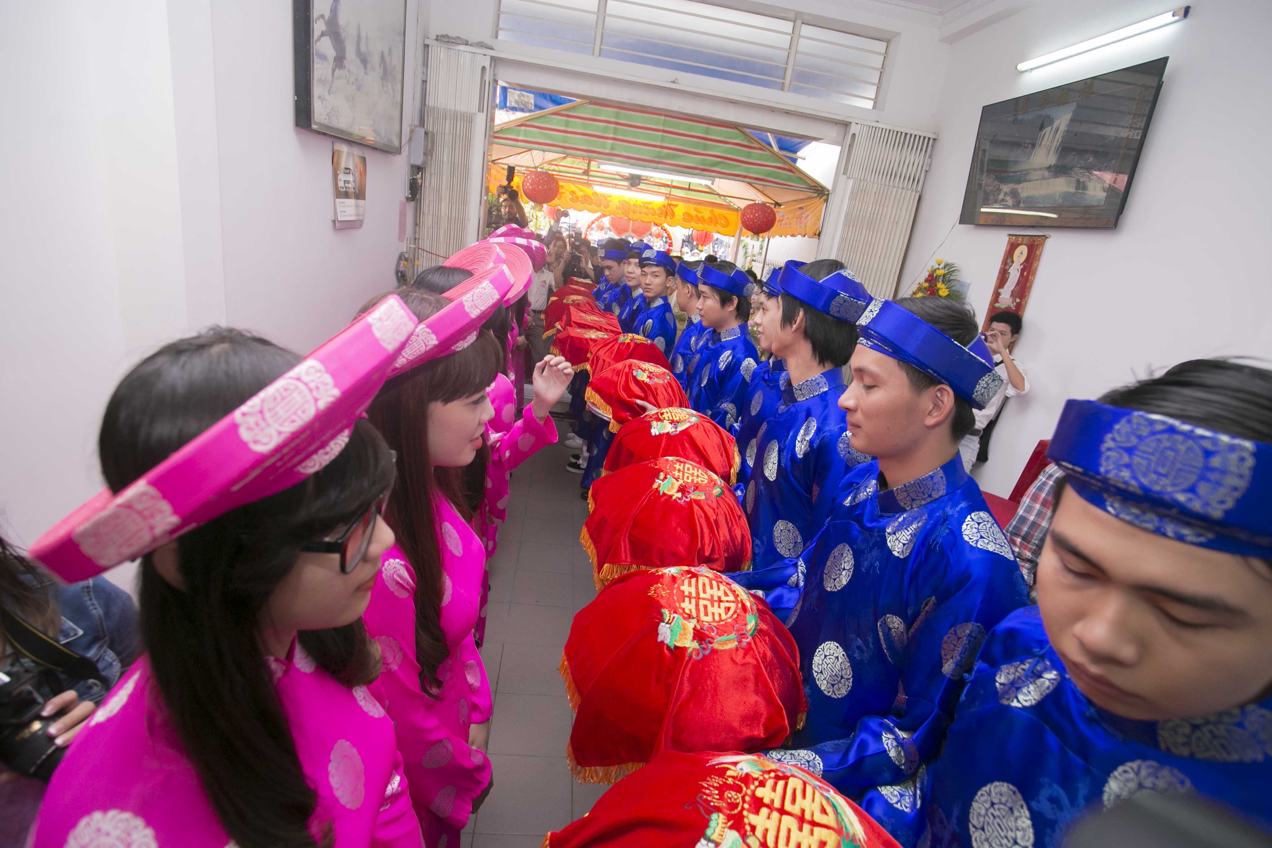 Đội hình bưng tráp trong lễ cưới của Thủy Tiên và Công Vinh gồm 11 chàng trai, cô gái. Trong khi các chàng trai diện áo dài xanh dương thì đội nhận tráp của nhà gái diện áo dài hồng. Những chiếc áo dài này được mẹ của nữ ca sĩ Kiss me thức khuya ủi tối qua.