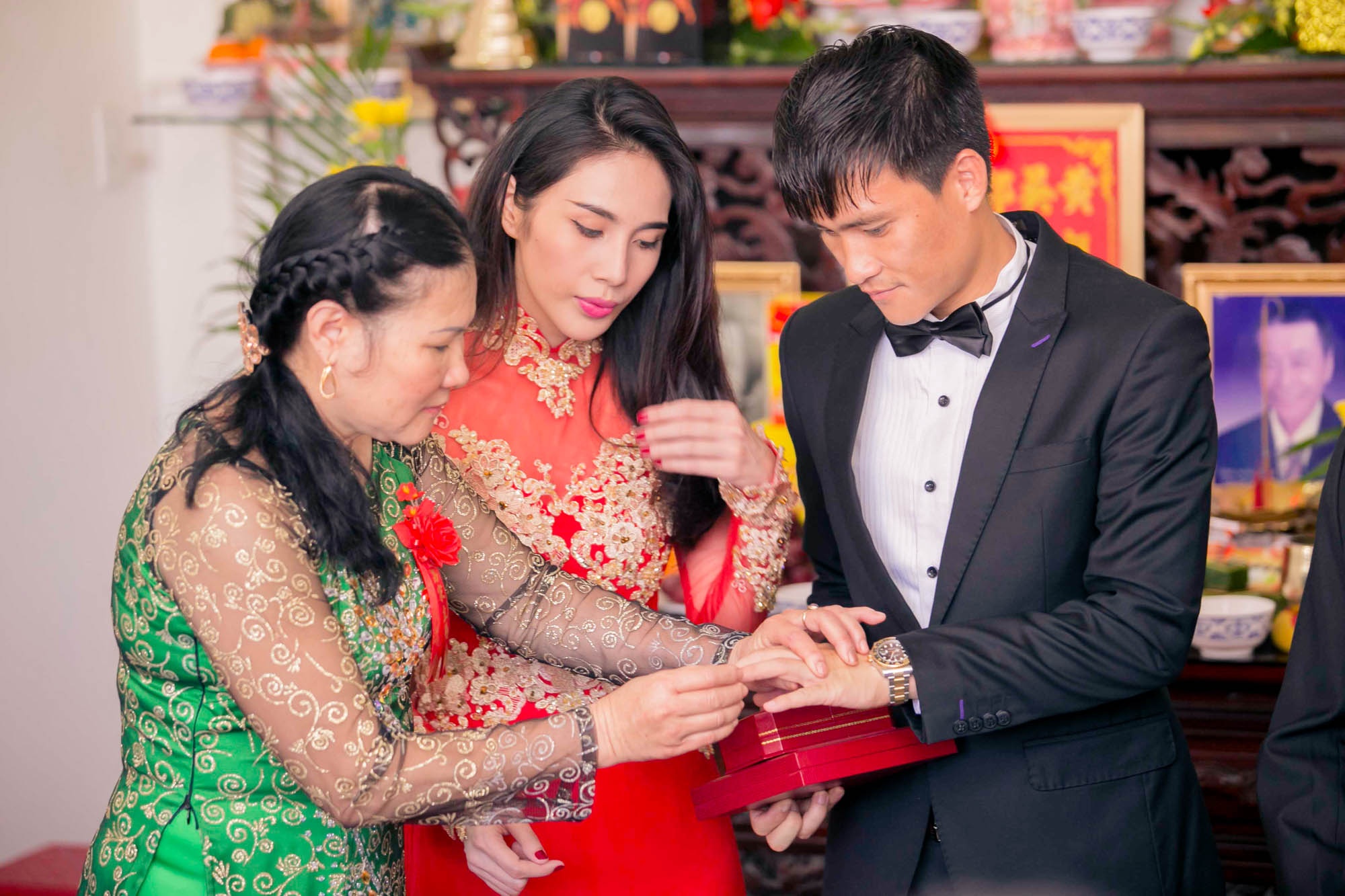 Bà Tuệ - mẹ Công Vinh trao của hồi môn cho con. Trước lễ cưới, bà chia sẻ sẽ tặng con dâu toàn bộ số vàng dành dụm được từ trước đến nay.