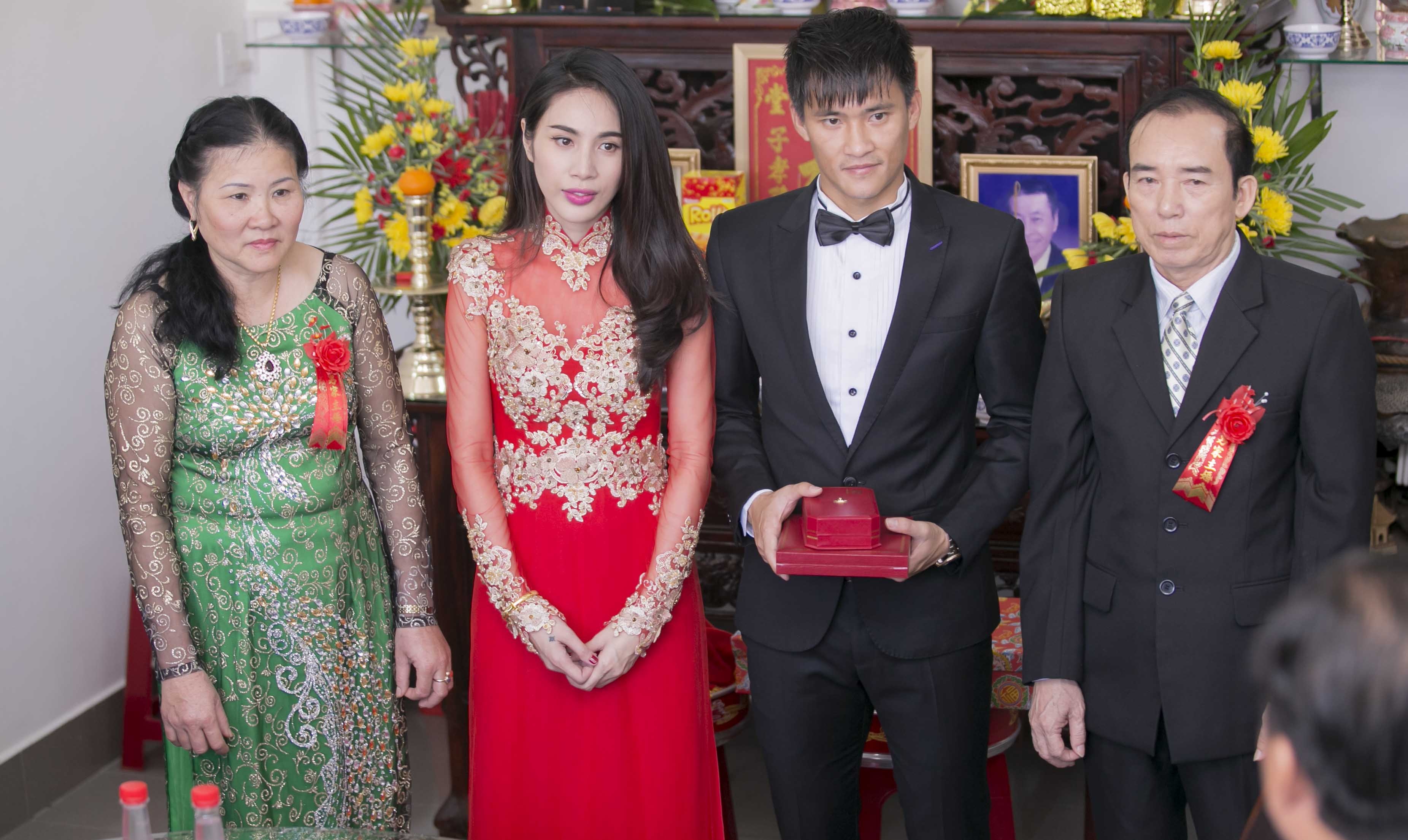 Nữ ca sĩ Kiss me không giấu được vẻ xúc động trong lúc làm lễ trước sự chứng kiến của gia đình, bà con lối xóm.