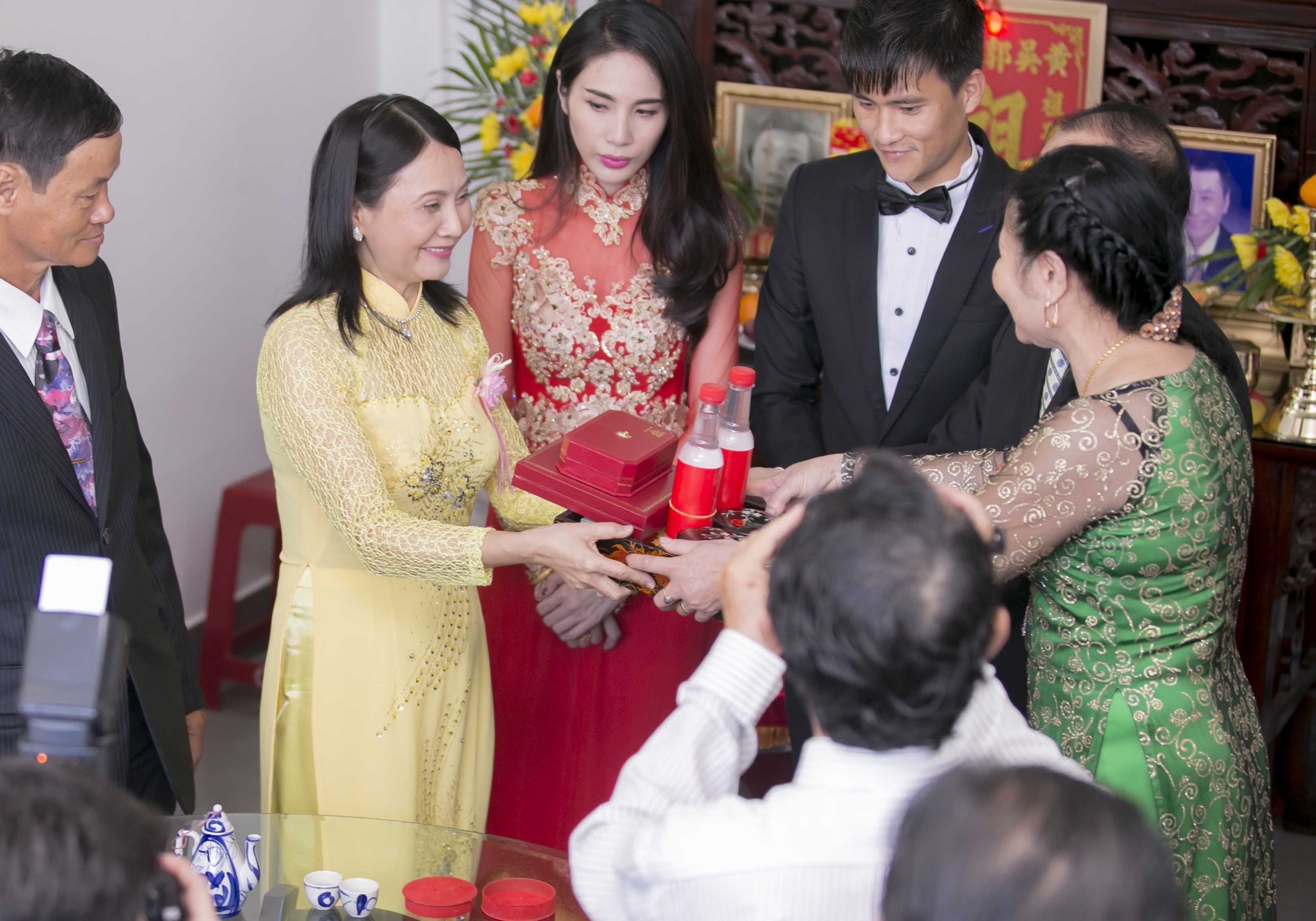 Thủy Tiên và Công Vinh chứng kiến sui gia trao lễ vật xin dâu. Mẹ của Thủy Tiên rất hài lòng và yên tâm khi gả cô cho tiền đạo Công Vinh.