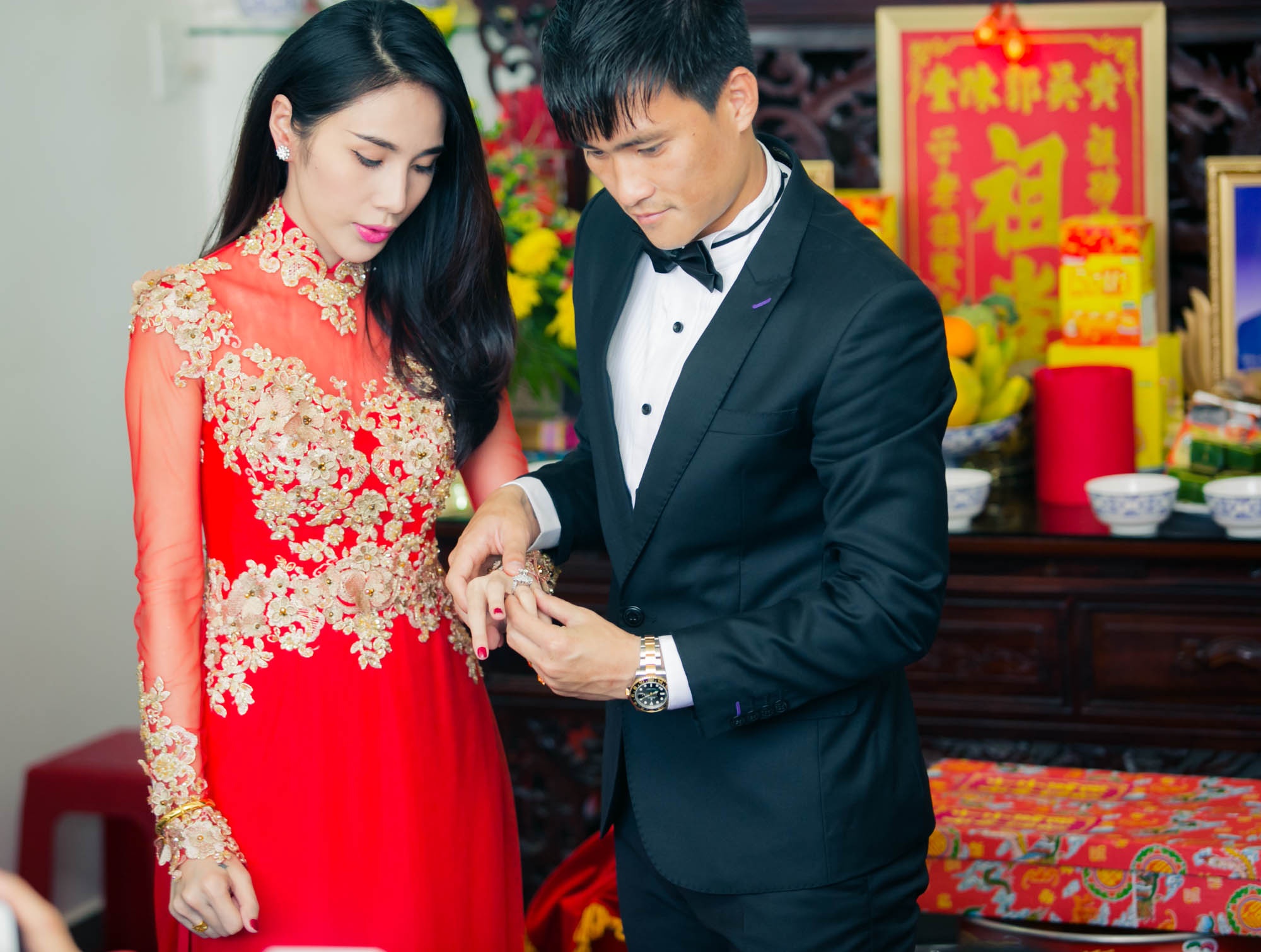 Cặp đôi tiến hành thủ tục trao nhẫn cưới. Khuya qua 26/12, sau khi cách khách mời về, cầu thủ câu lạc bộ Becamex Bình Dường vẫn còn ở nhà vợ để tập luyện thao tác này nhuần nhuyễn. Theo dự định, chú rể Công Vinh sẽ mặc áo dài truyền thống, tuy nhiên, anh lại thay đổi quyết định mặc vest. Trong khi đó bà xã Thủy Tiên vô cùng gợi cảm trong chiếc áo dài ren, được thiết kế tỉ mỉ, cách điệu  giúp cô tỏa sáng trong ngày trọng đại.