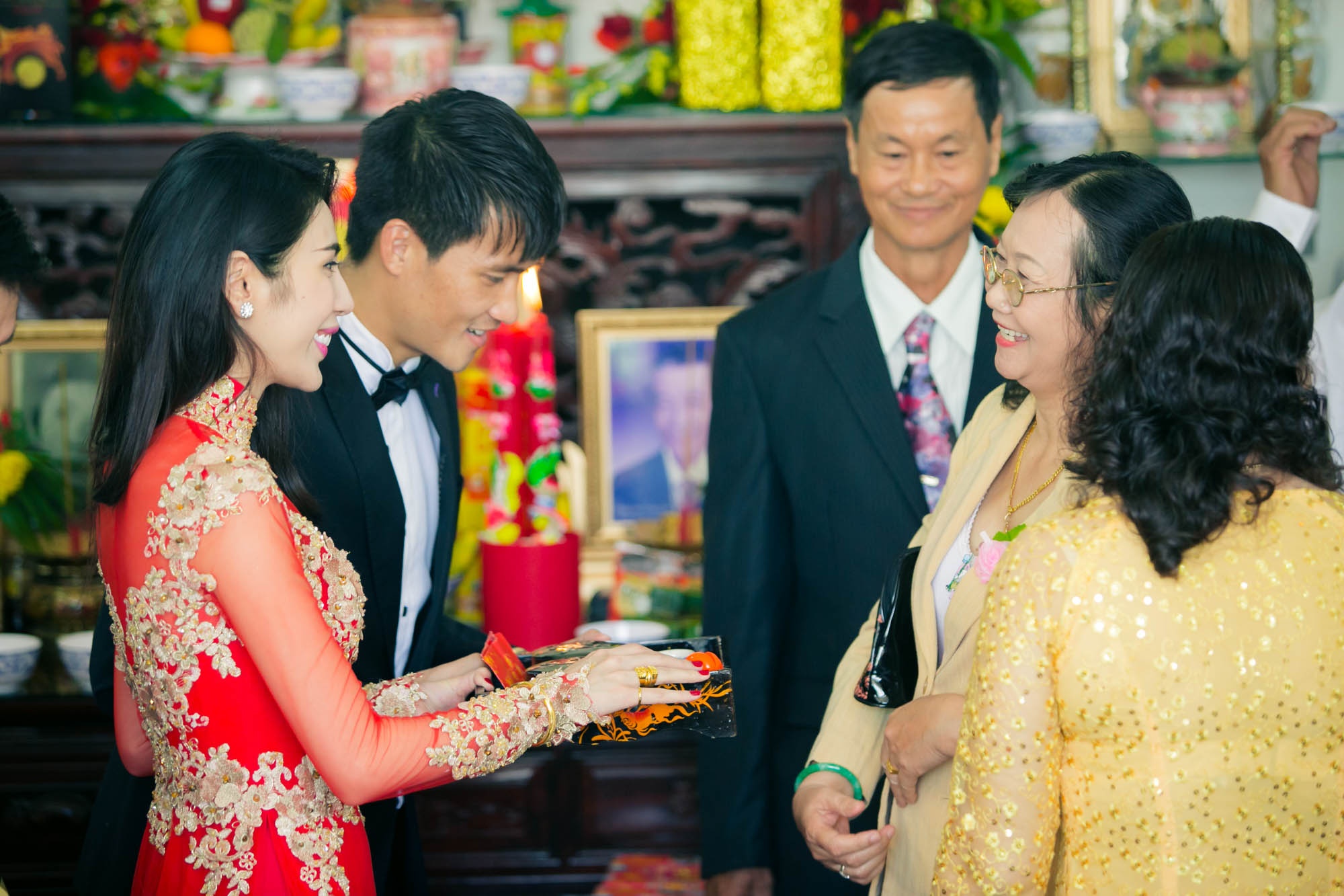 Nhiều bà con, họ hàng cũng có mặt trong lễ xin dâu để chúc phúc và tặng quà cho hai vợ chồng cô. Cặp vợ chồng nổi tiếng hạnh phúc trước tình cảm của gia đình dành cho mình.