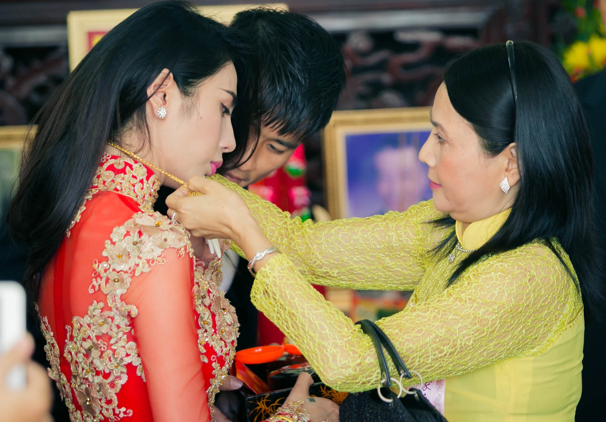 Sau khi đeo vòng tay, mẹ nữ ca sĩ Kiss mẹ trao vòng cổ cho con gái. Thủy Tiên thừa hưởng nhiều nét đẹp từ mẹ. Bà rất an tâm khi con mình tìm được bến đỗ hạnh phúc.