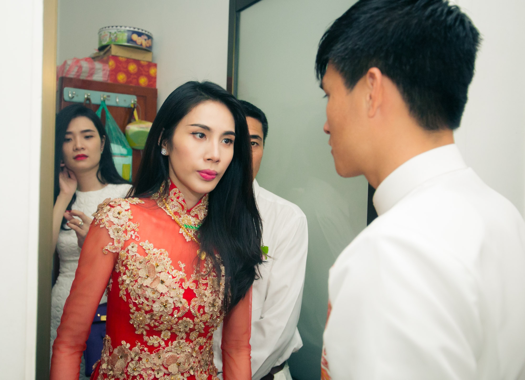 Sau khi hoàn tất thủ tục cúng gia tiên và ra mắt họ hàng hai phía, cô dâu và chú rể lùi về phòng riêng để thay trang phục áo dài chuẩn bị lên chùa làm lễ hằng thuận.