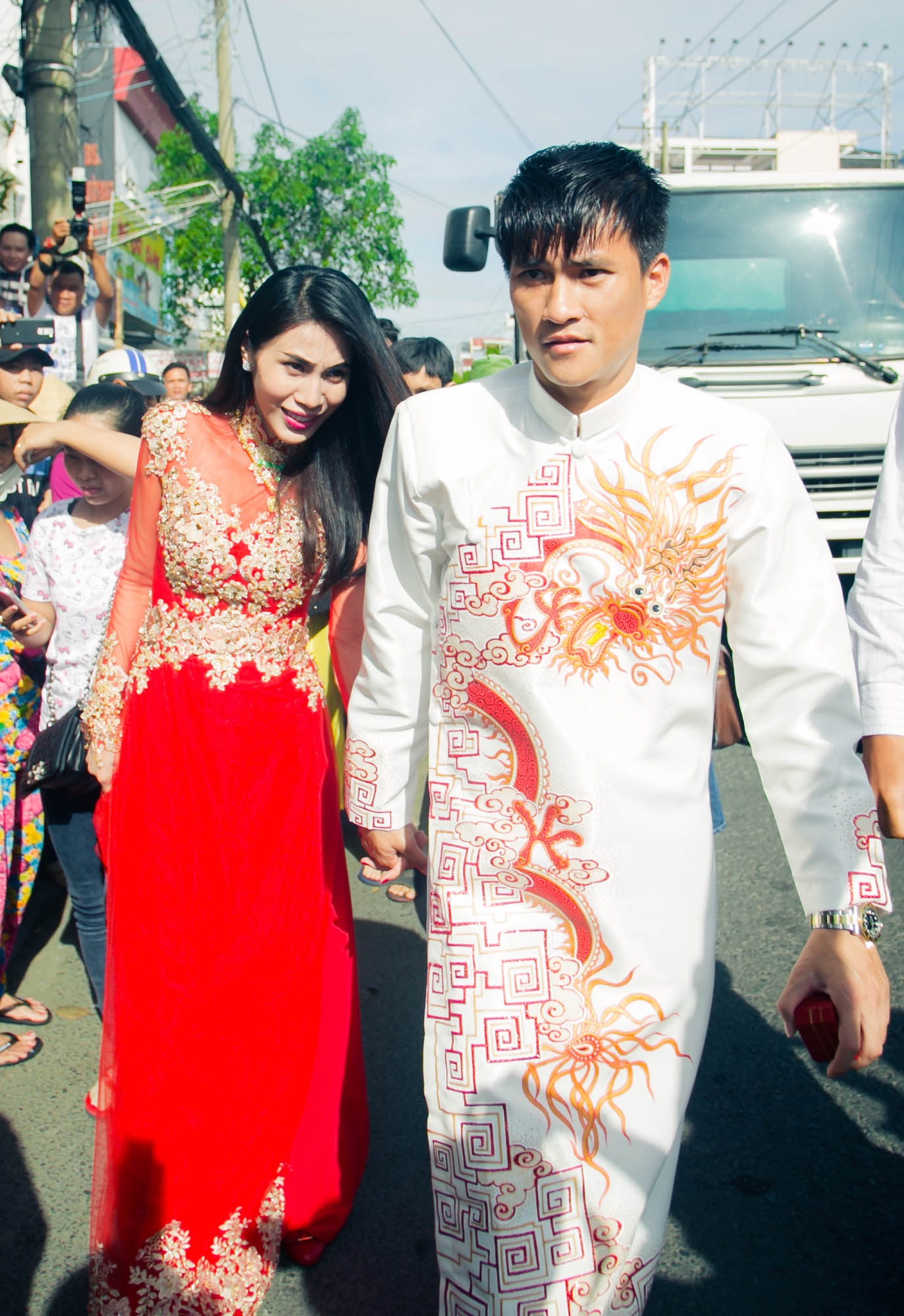 Bà con lối xóm đổ xô ra đường để nhìn cặp vợ chồng nổi tiếng của showbiz Việt và làng thể thao. Thời tiết ở Kiên Giang tuy nắng nhưng khá thuận lợi cho đôi vợ chồng tổ chức hôn lễ.