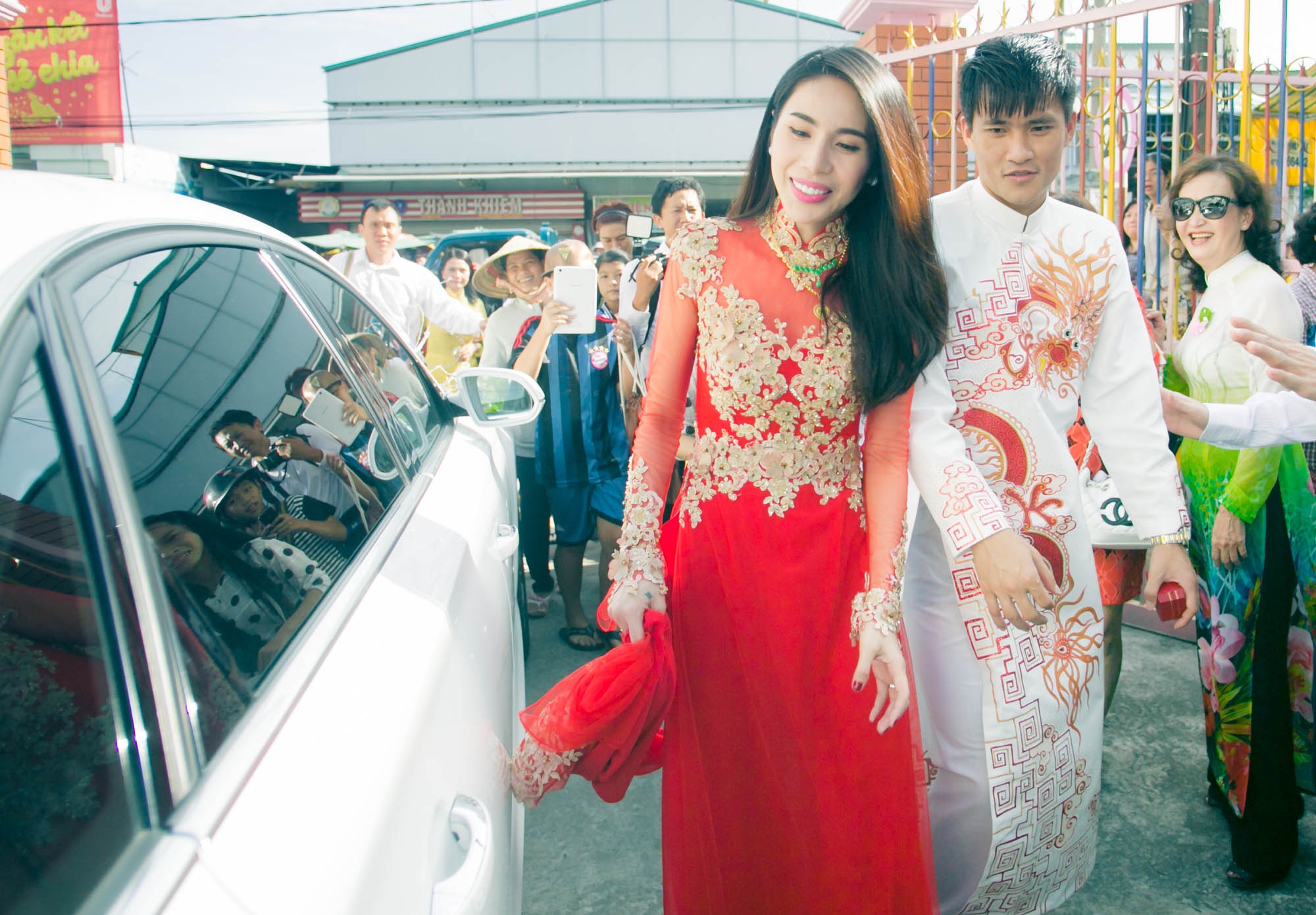 Công Vinh tháp tùng vợ ra xe riêng. Cầu thủ mang áo số 9 sử dụng chiếc Audi A8 có giá 6 tỷ để rước dâu.