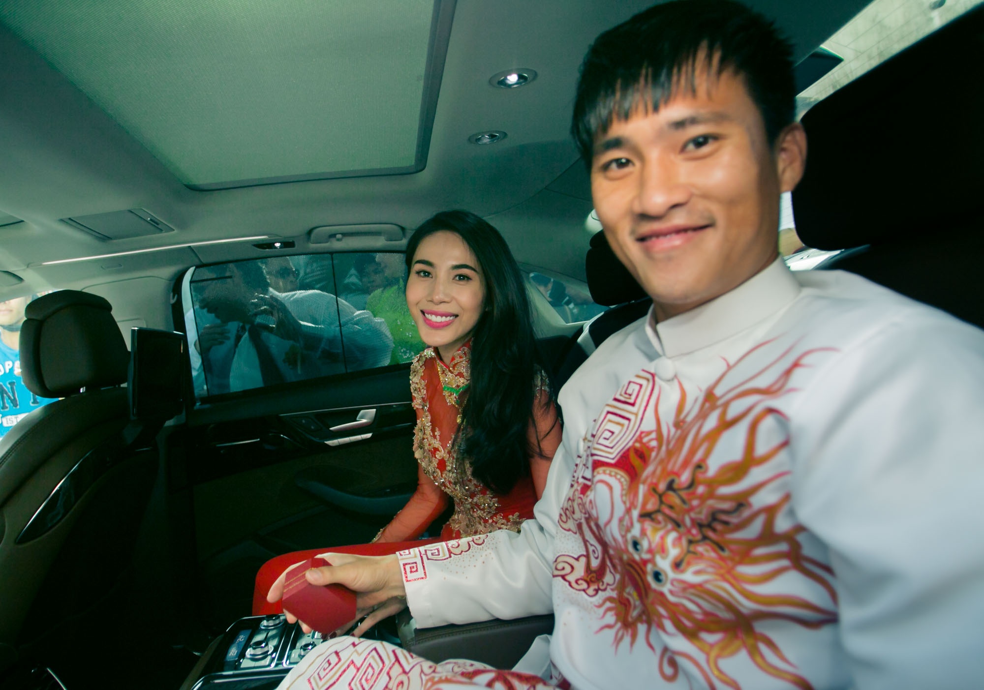 Ngay cả khi yên vị trong xe riêng, Công Vinh vẫn nắm chặt tay nữ ca sĩ Kiss me. Mẹ Thủy Tiên chia sẻ, bé Bánh Gạo không về Kiên Giang dự đám cưới của ba mẹ. Thủy Tiên không muốn hình ảnh của con lọt ra ngoài.