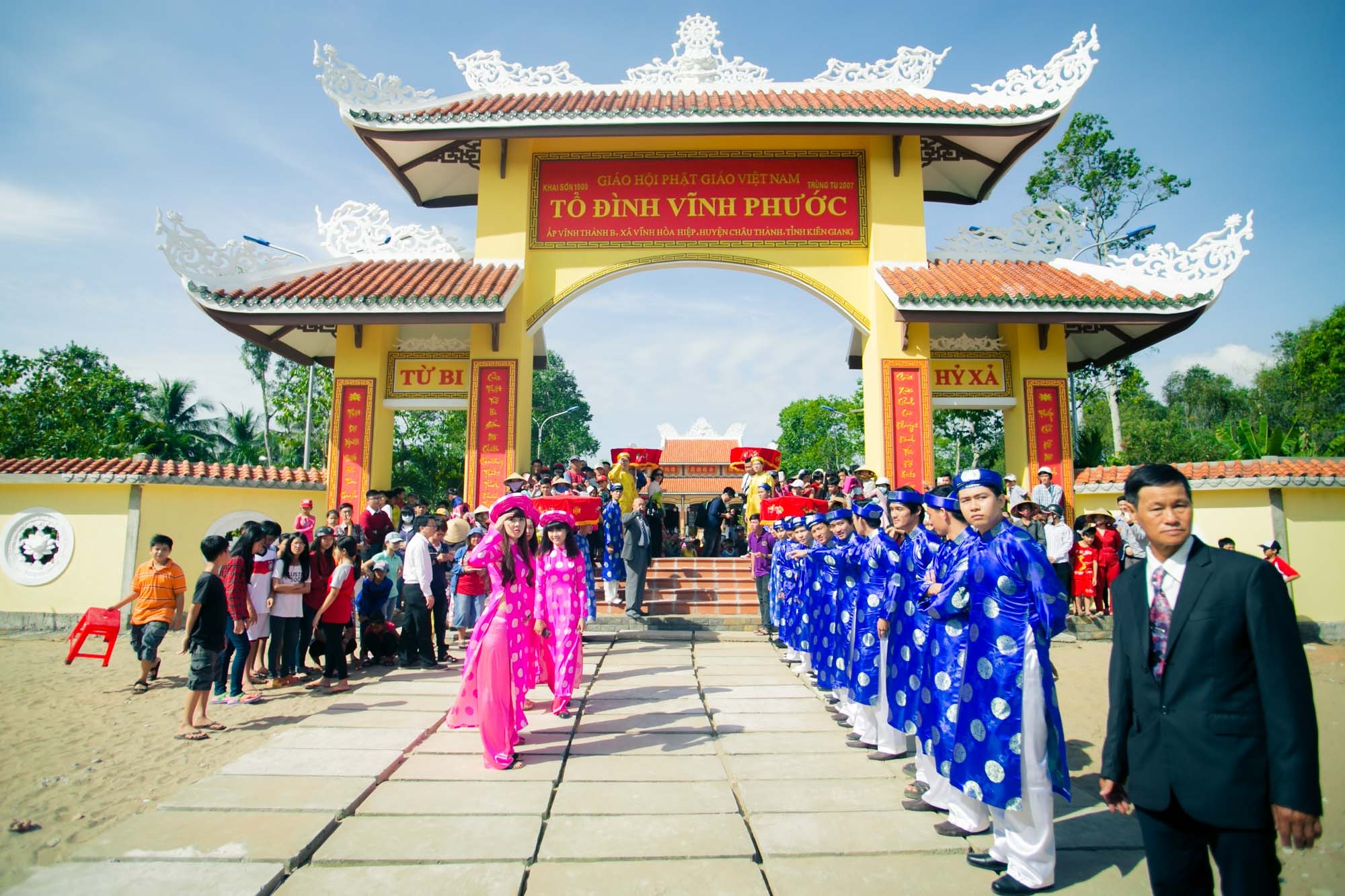 Cặp đôi làm lễ hằng thuận tại một ngôi chùa rất lớn ngay trong thành phố Rạch Giá. Trước khi đôi vợ chồng sinh năm 1985 được xế sang đưa tới, tại cổng chùa, cặp nam nữ phù dâu phù rể đã xếp hàng nghêm túc chào đón tân nương, tân lang.