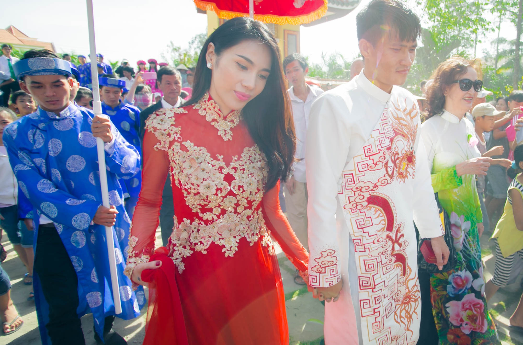 Cô dâu chú rể nắm chặt tay nhau tiến vào cửa chùa để cầu nguyện sống thuận hòa đến cuối đời. Sau khi cầu nguyện, gia đình cô dâu cũng chuẩn bị bữa tiệc chay ngay tại chùa để đãi khách.