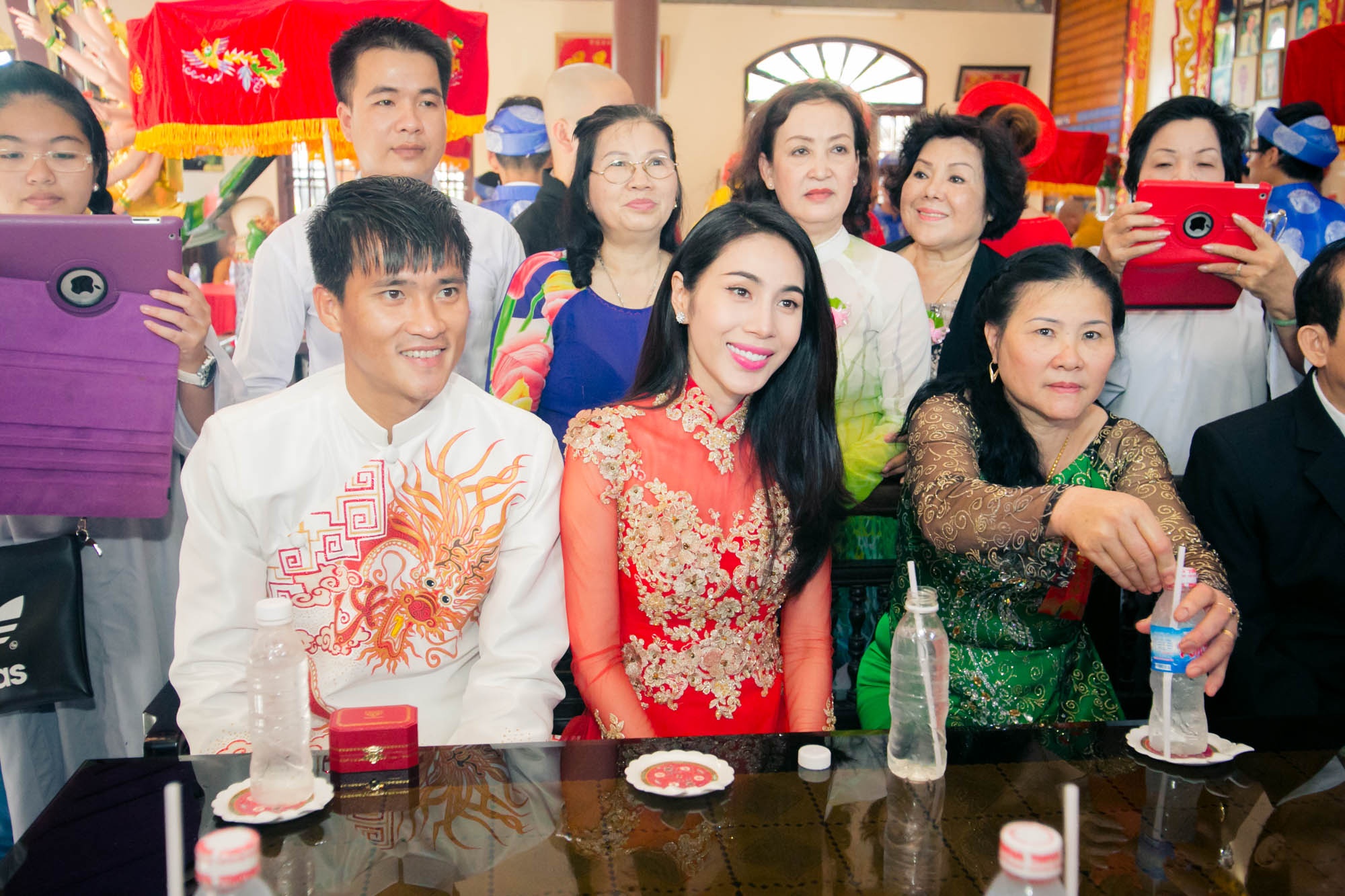 Thủy Tiên ngồi cạnh mẹ chồng - bà Hồ Thị Tuệ. Trong mắt bà, con dâu là người sống bình dị, biết chăm lo, quan tâm đến người khác. Dù biết vợ chồng con trai không thiếu thốn vật chất nhưng bà vẫn trao tặng toàn bộ số vàng dành được từ trước đến nay.